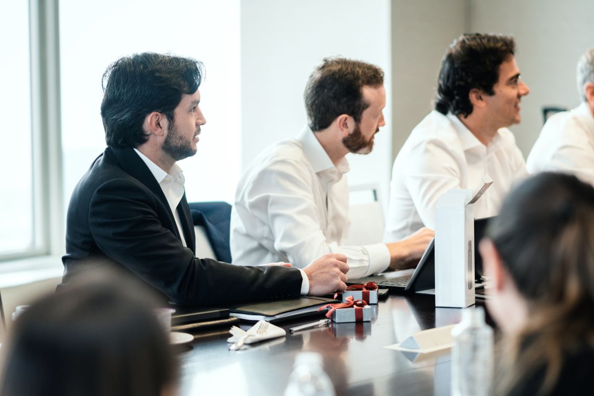 Profissionais em ambiente tecnológico e empresarial - TechCraft Brazil